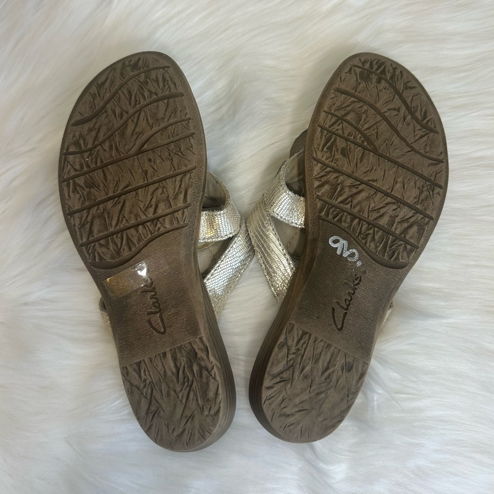 Clarks Metallic Gold Leather Ruffle Thong Slide Sandals 1”Wedge Heel Size 6M - Picture 14 of 16